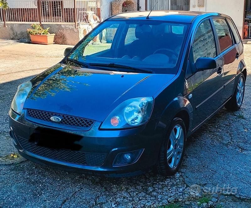 Usata Ford Fiesta 96 CV (70 kW) 2008 Grigio Berlina