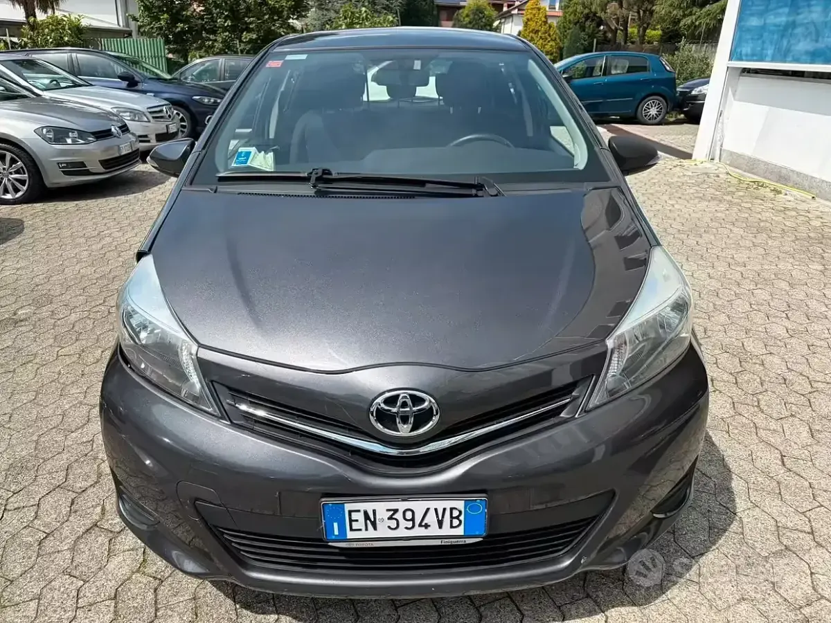 Usata Toyota Yaris Lounge 69 CV (50 kW) 2012 Grigio Utilitaria