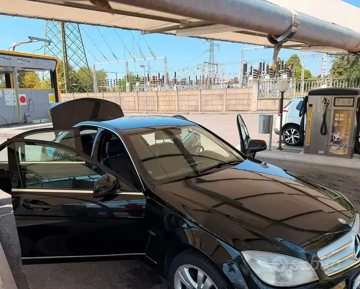Usata Mercedes C220 170 CV (125 kW) 2007 Marrone Berlina