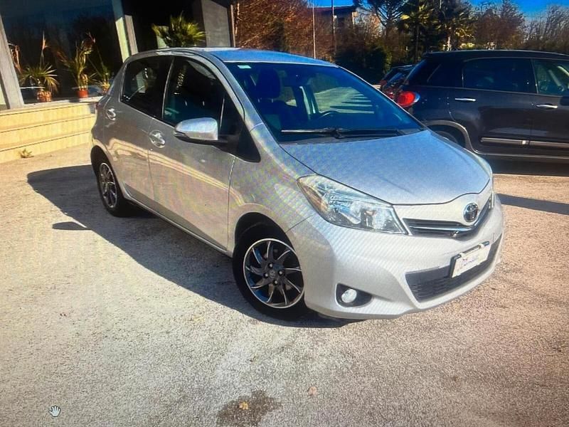 Usata Toyota Yaris Lounge 89 CV (65 kW) 2018 Grigio Berlina