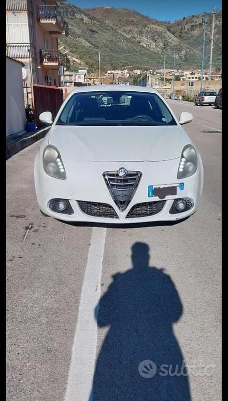 Bianco Usata 2013 Alfa Romeo Giulietta Tre volumi | 6300 € (Ottimo prezzo) - Immagine 1/4