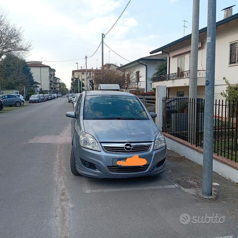 Usata Opel Zafira 2009 Grigio Monovolume