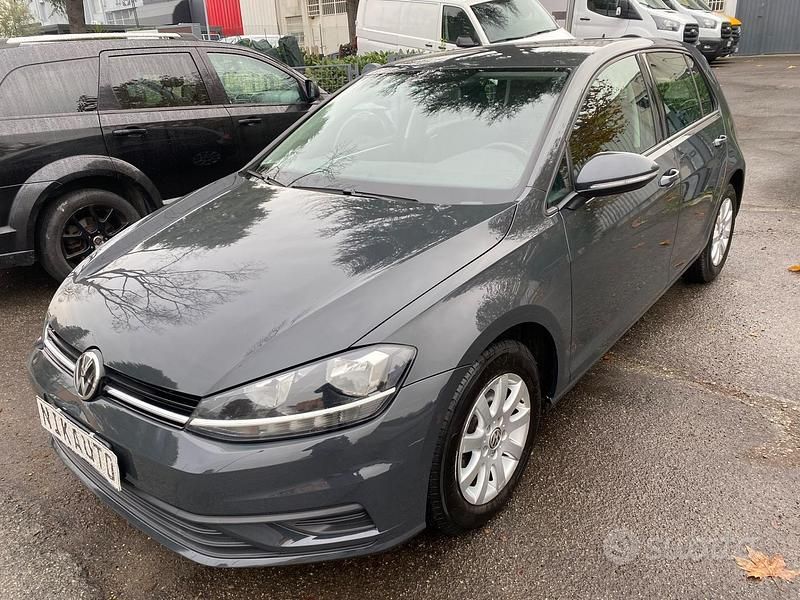 Grigio Usata 2018 VW Golf VII Trendline Tre volumi | 11.990 € (Super prezzo) - Immagine 1/4