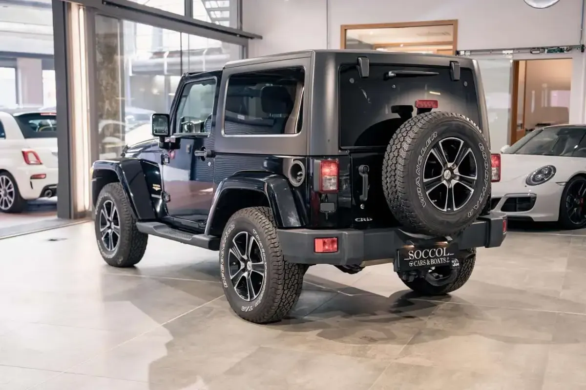 Usata Jeep Wrangler Sahara 200 CV (147 kW) 2012 Nero SUV
