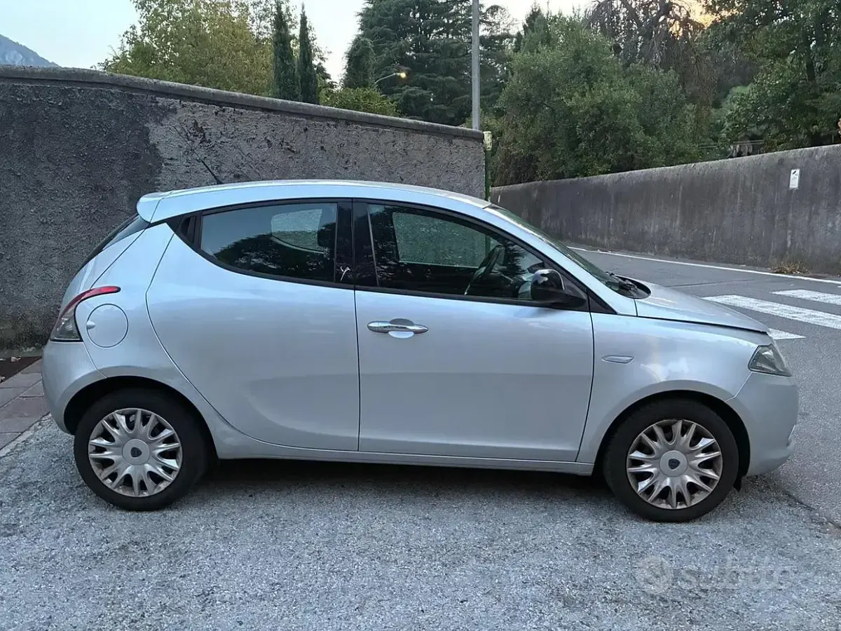Usata Lancia Ypsilon 95 CV (69 kW) 2015 Grigio Utilitaria