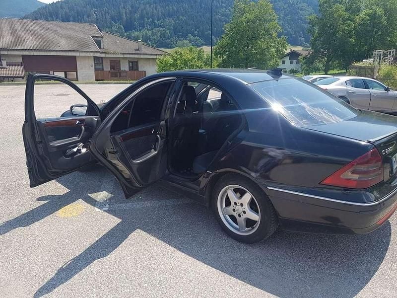Usata Mercedes C220 Elegance 143 CV (105 kW) 2002 Nero Berlina