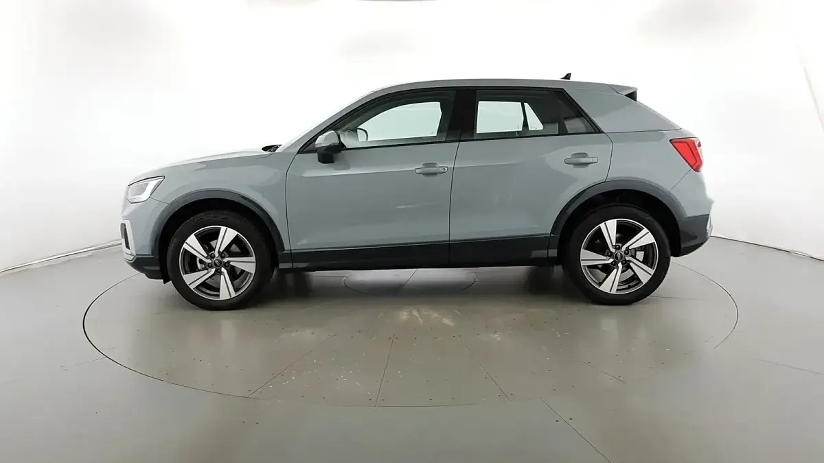 Usata Audi Q2 Advanced 150 CV (110 kW) 2023 Grigio freccia perlato SUV