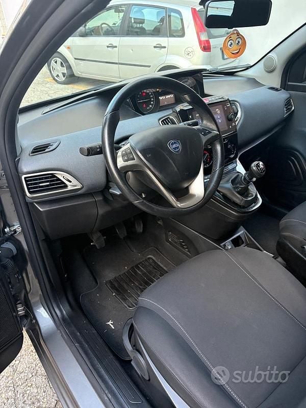 Usata Lancia Ypsilon Gold 69 CV (50 kW) 2022 Grigio Utilitaria