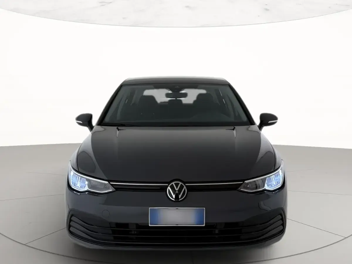 Usata VW Golf VIII Life 110 CV (80 kW) 2023 Dolphin grey metallizzato Berlina