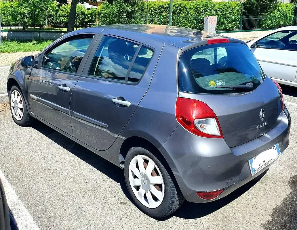 Usata Renault Clio III Dynamique 75 CV (55 kW) 2011 Argento Berlina