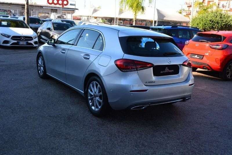 Usata Mercedes A180 116 CV (85 kW) 2021 Argento metallizzato Utilitaria