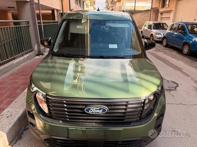 Usata Ford Tourneo Courier 125 CV (91 kW) 2025 Verde Monovolume