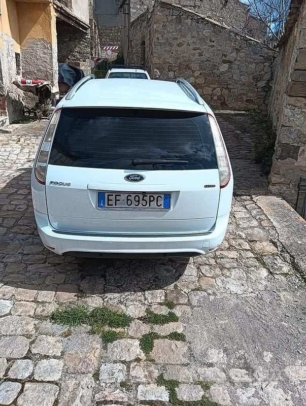 Usata Ford Focus 110 CV (80 kW) 2010 Bianco Station wagon
