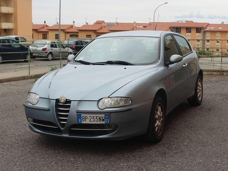 Begagnad Alfa Romeo 147 Distinctive 105 HK (77 kW) 2002 Blå Halvkombi