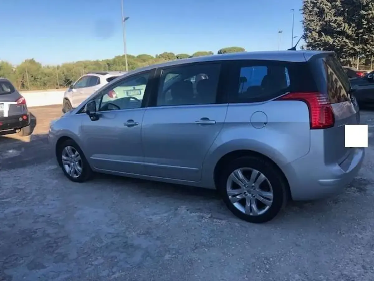 Usata Peugeot 5008 Active 111 CV (81 kW) 2011 Argento Monovolume