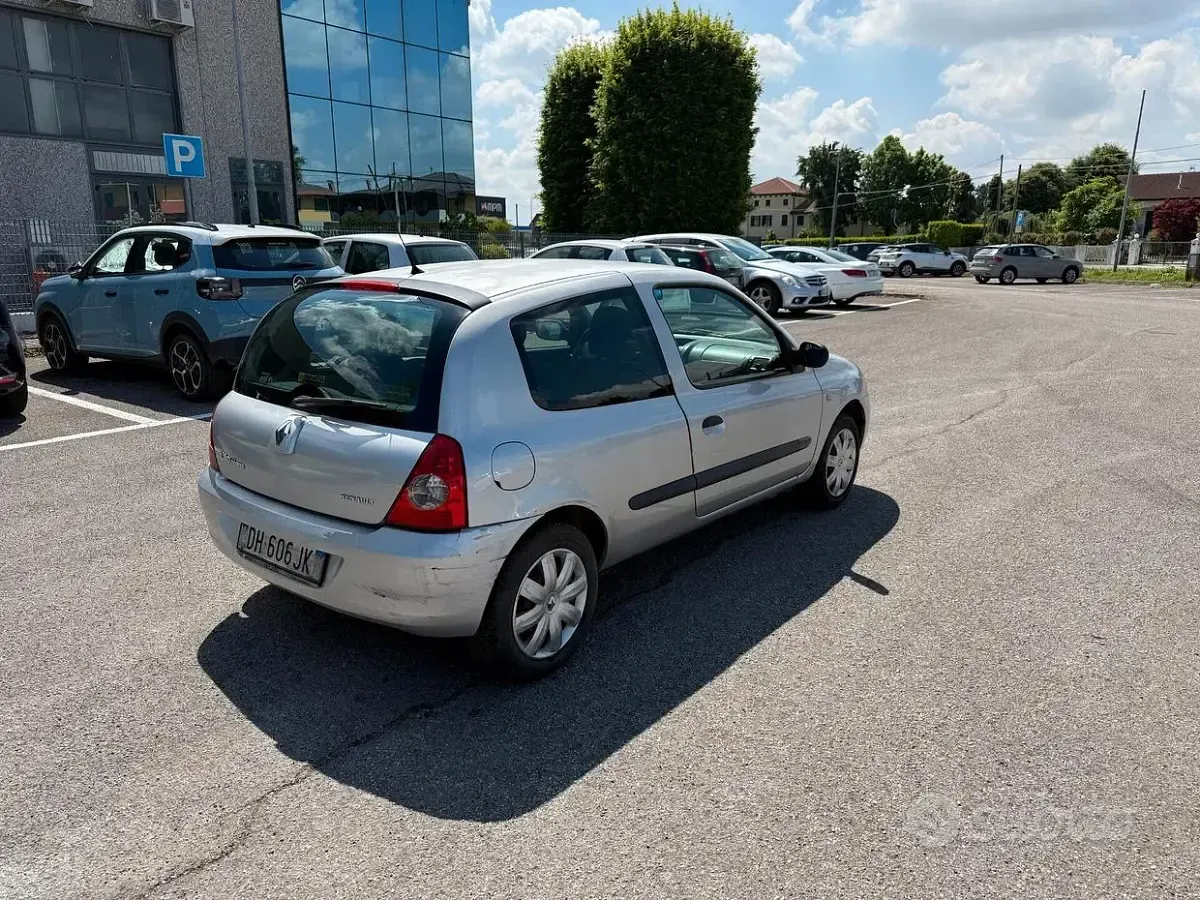 Usata Renault Clio II Dynamique 75 CV (55 kW) 2007 Grigio Berlina