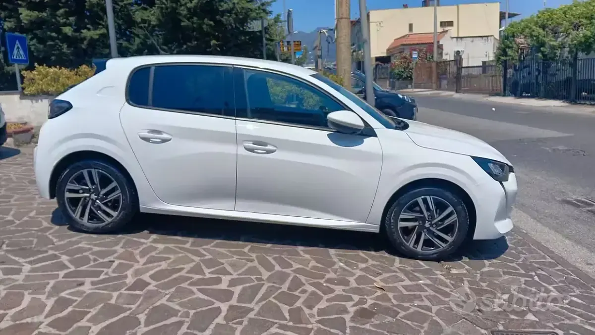 Usata Peugeot 208 Allure 102 CV (75 kW) 2021 Bianco Utilitaria