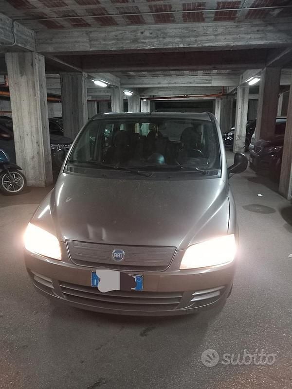 Usata Fiat Multipla 120 CV (88 kW) 2007 Grigio Monovolume