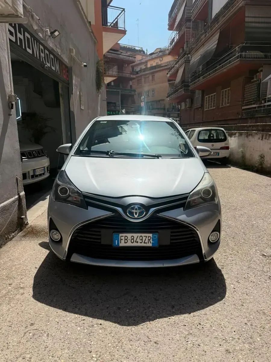 Usata Toyota Yaris Hybrid Active 73 CV (53 kW) 2016 Grigio Berlina