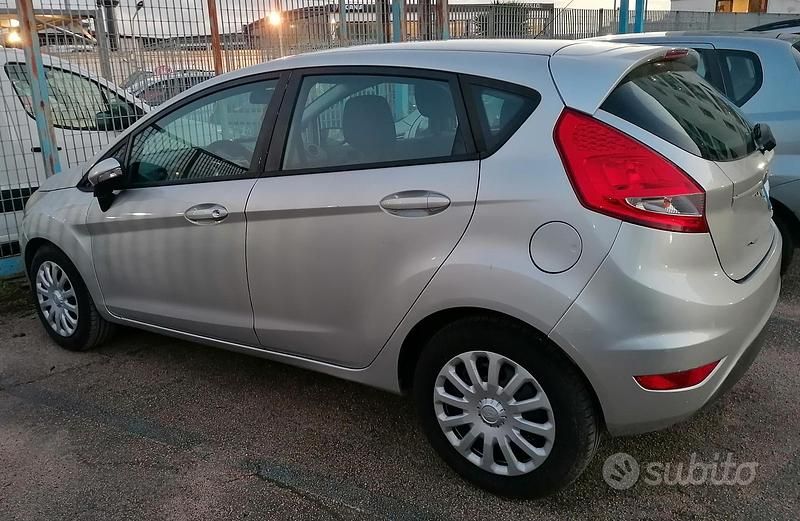 Usata Ford Fiesta Titanium 96 CV (70 kW) 2010 Grigio Utilitaria