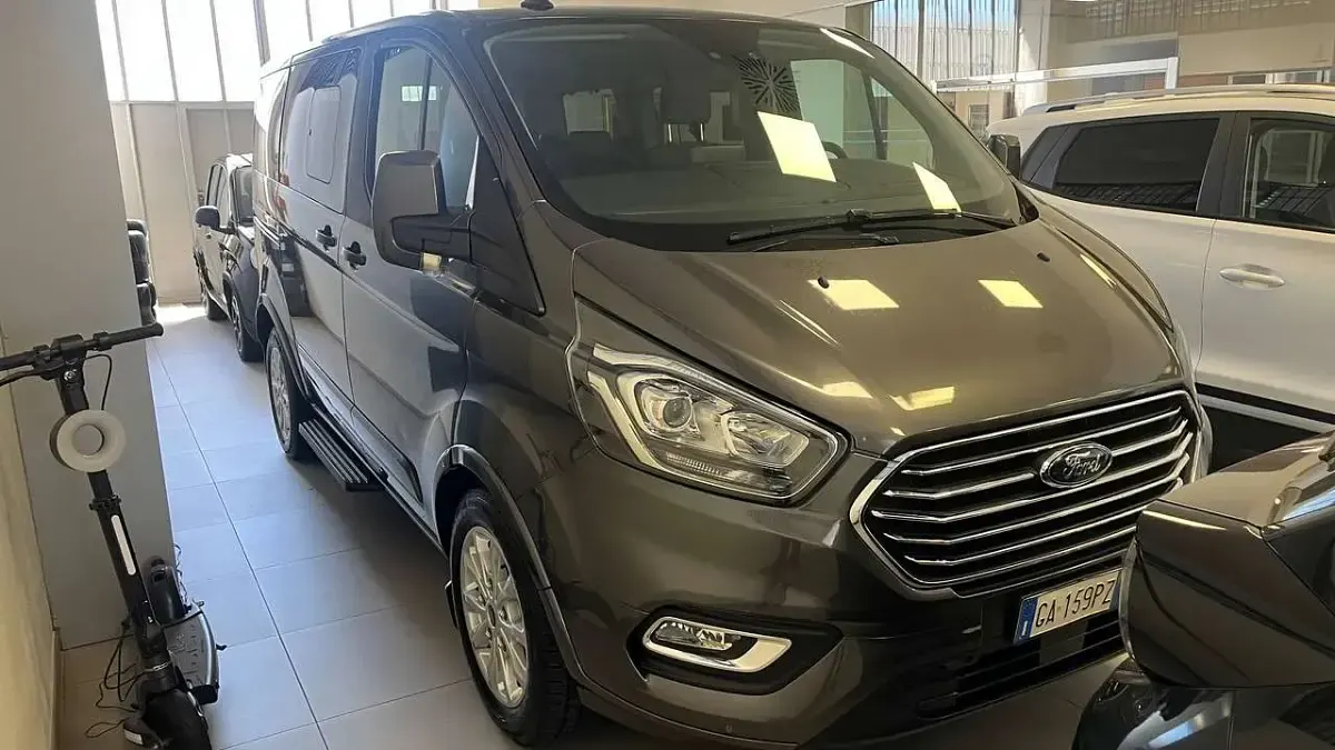 Usata Ford Tourneo Custom 129 CV (94 kW) 2020 Grigio metallizzato Furgone