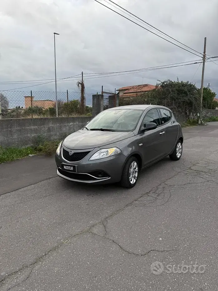 Usata Lancia Ypsilon Gold 69 CV (50 kW) 2016 Grigio Utilitaria