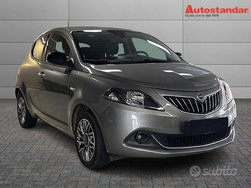Usata Lancia Ypsilon Gold 69 CV (50 kW) 2022 Grigio scuro Utilitaria