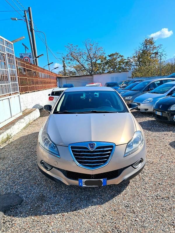 Usata Lancia Delta 120 CV (88 kW) 2011 Argento Utilitaria