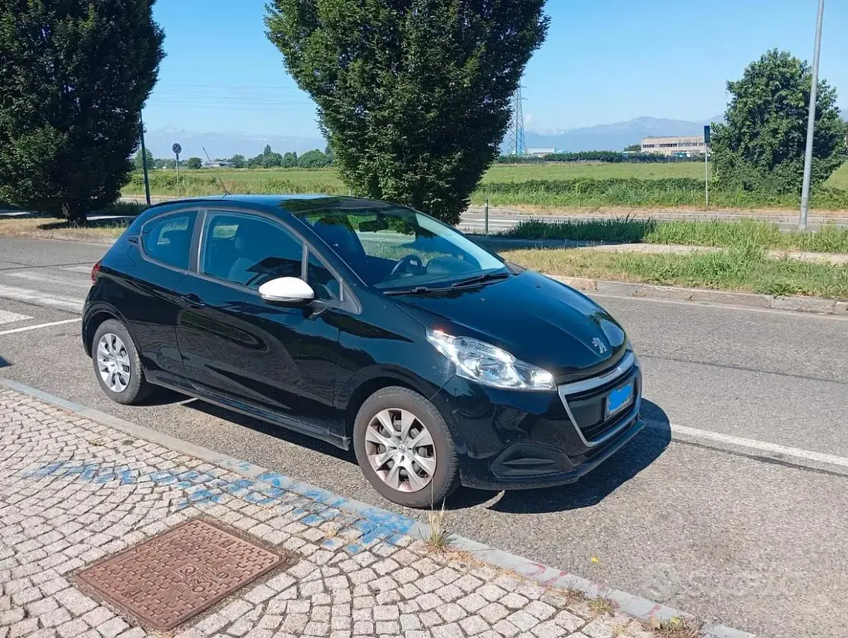 Usata Peugeot 208 Active 82 CV (60 kW) 2018 Nero Utilitaria