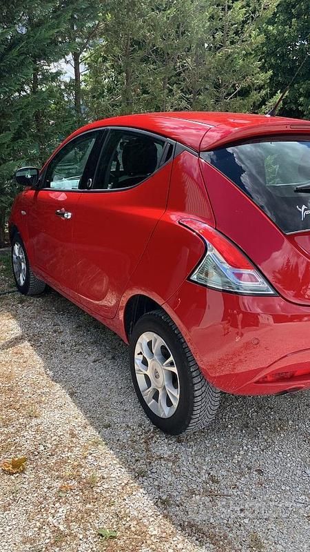 Usata Lancia Ypsilon Gold 85 CV (62 kW) 2016 Rosso Utilitaria