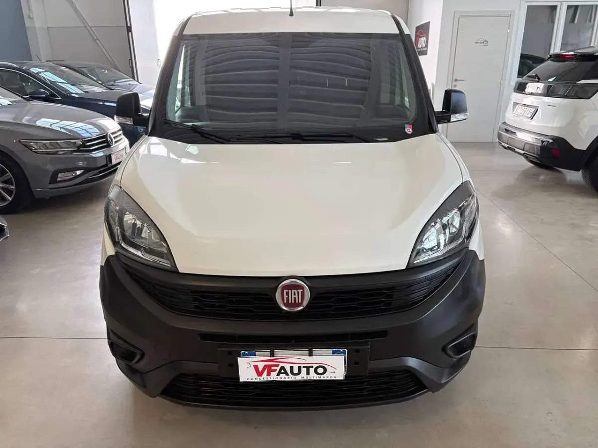 Usata Fiat Doblò Lounge 105 CV (77 kW) 2022 Bianco Monovolume