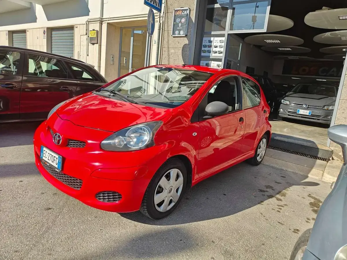 Usata Toyota Aygo 68 CV (50 kW) 2010 Rosso Utilitaria