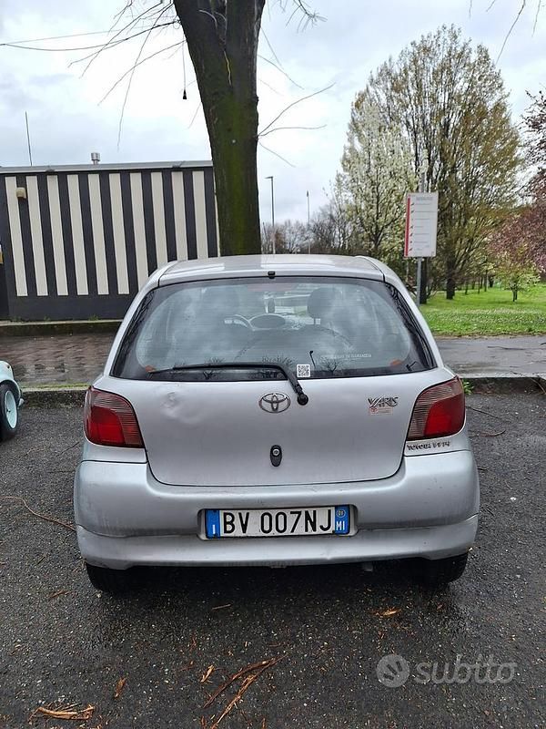 Usata Toyota Yaris 68 CV (50 kW) 2001 Grigio Utilitaria