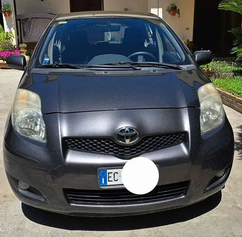 Usata Toyota Yaris Sol 69 CV (50 kW) 2010 Grigio Utilitaria