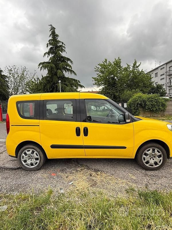 Usata Fiat Doblò 120 CV (88 kW) 2017 Giallo Monovolume