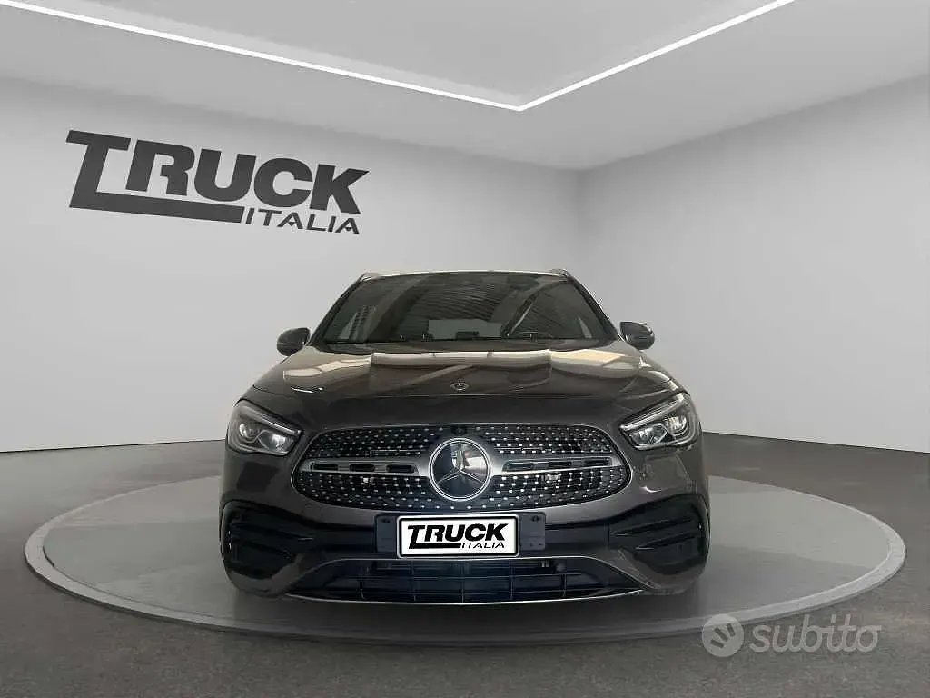 Usata Mercedes GLA200 Premium 150 CV (110 kW) 2022 Grigio montagna metallizzato SUV