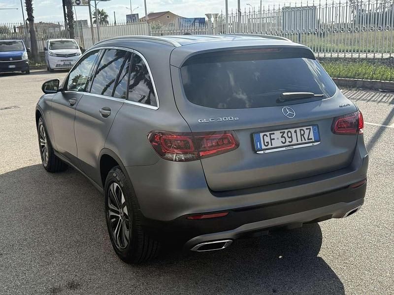 Usata Mercedes GLC300e 211 CV (155 kW) 2021 Grigio opaco SUV