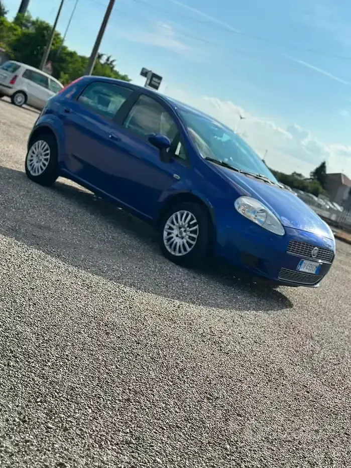 Usata Fiat Grande Punto Active 77 CV (56 kW) 2009 Bluazzurro Utilitaria