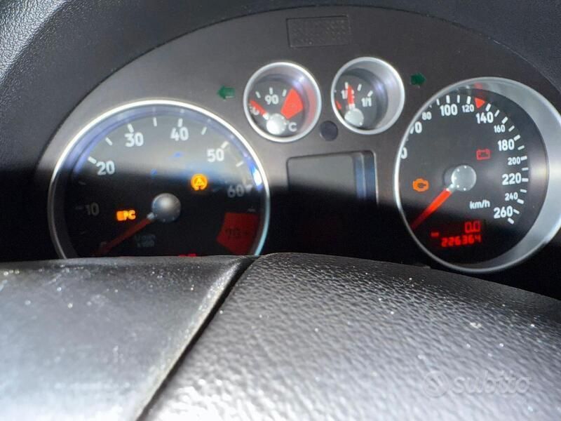 Usata Audi TT 179 CV (131 kW) 2002 Argento Coupé