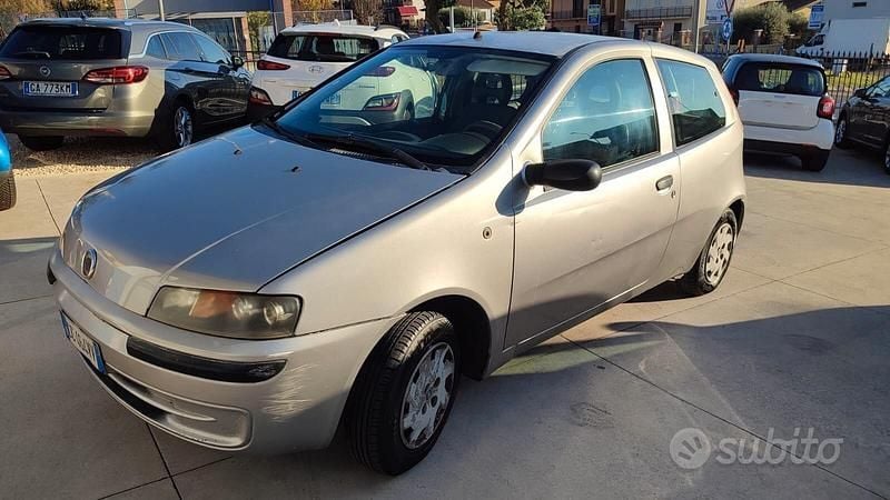 Grigio Usata 2003 Fiat Punto Tre volumi | 650 € (Super prezzo) - Immagine 1/4