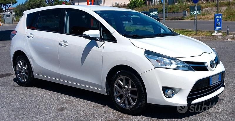 Usata Toyota Verso Active 124 CV (91 kW) 2013 Bianco Monovolume