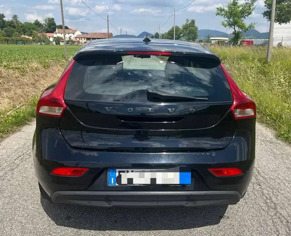 Usata Volvo V40 Summum 114 CV (83 kW) 2014 Nero Berlina