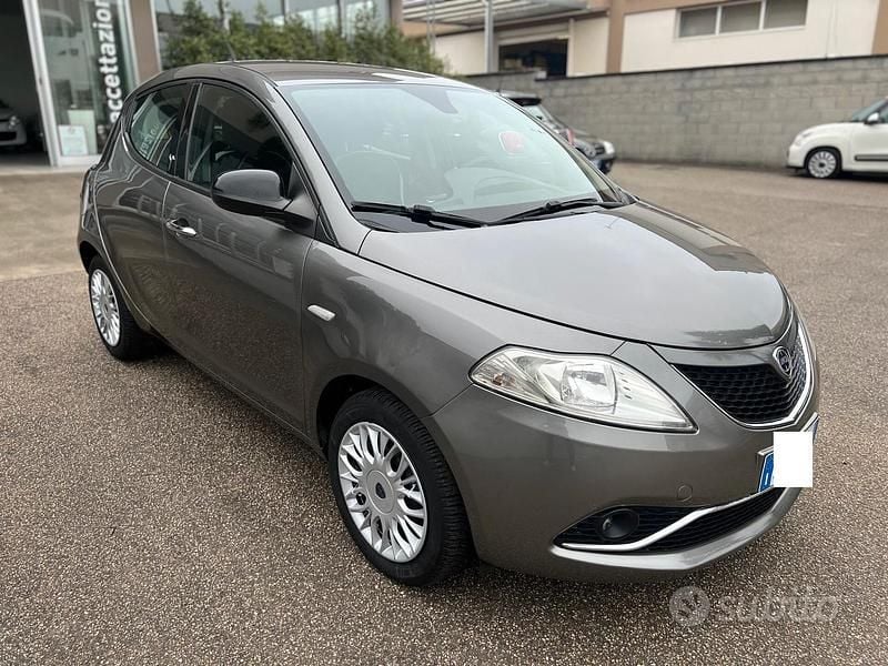 Usata Lancia Ypsilon Gold 69 CV (50 kW) 2017 Grigio Utilitaria