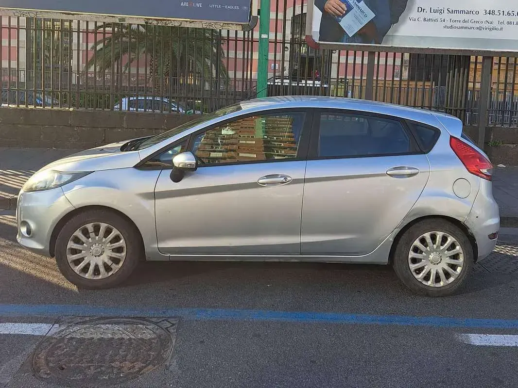 Usata Ford Fiesta 82 CV (60 kW) 2009 Argento Berlina