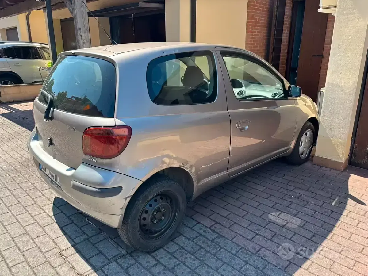 Usata Toyota Yaris 65 CV (47 kW) 2004 Grigio Berlina