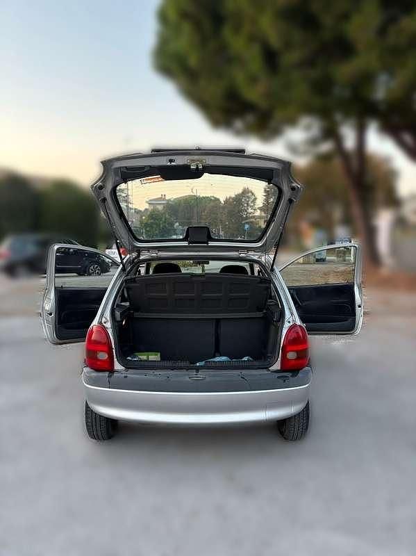 Usata Opel Corsa Swing 54 CV (39 kW) 1999 Grigio Berlina