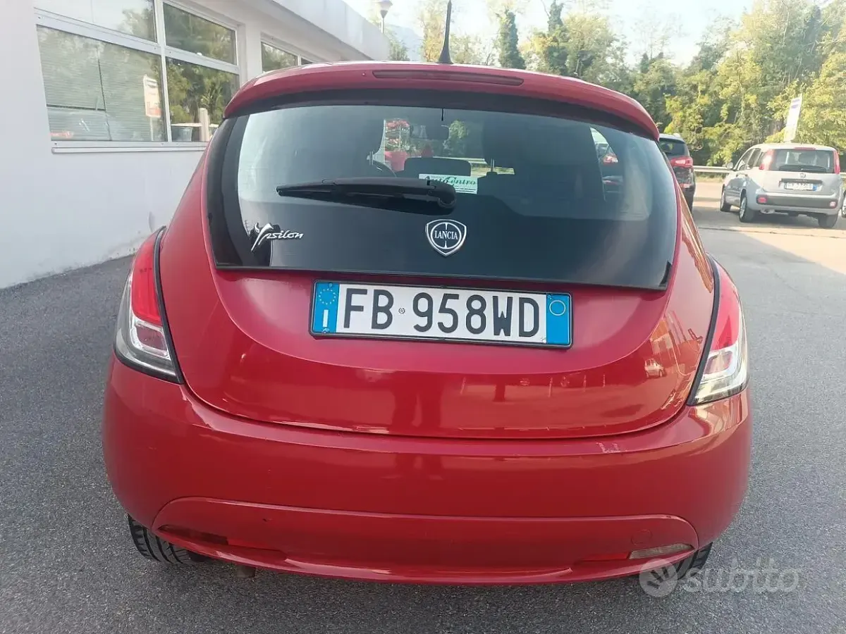 Usata Lancia Ypsilon Gold 69 CV (50 kW) 2016 Rosso Utilitaria