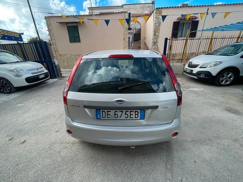 Usata Ford Fiesta Ghia 67 CV (49 kW) 2006 Argento Berlina