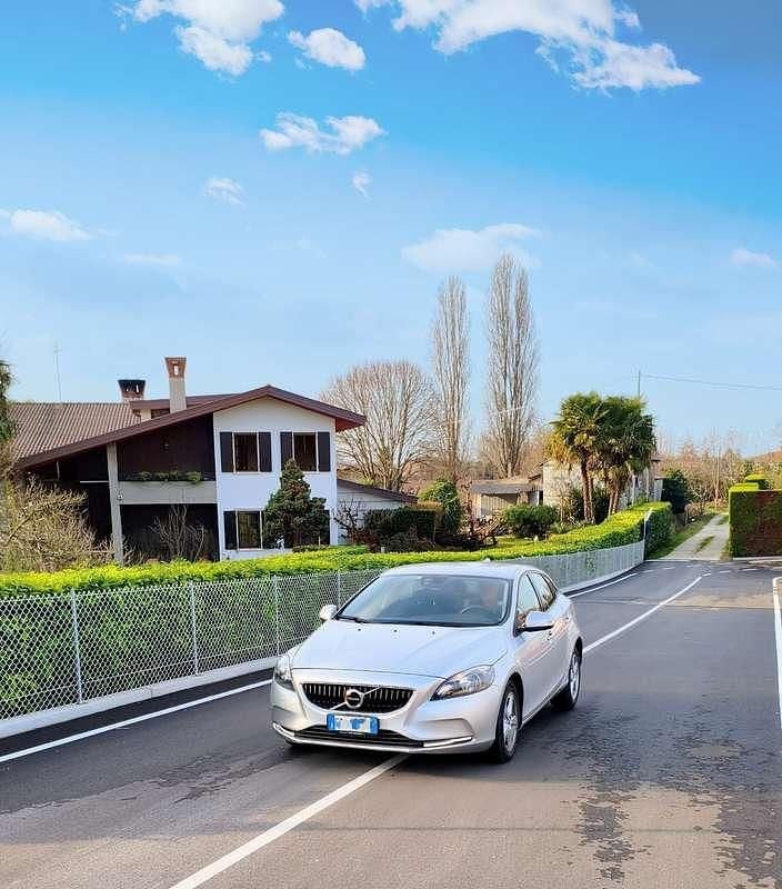 Usata Volvo V40 R-Design 120 CV (88 kW) 2017 Argento Utilitaria