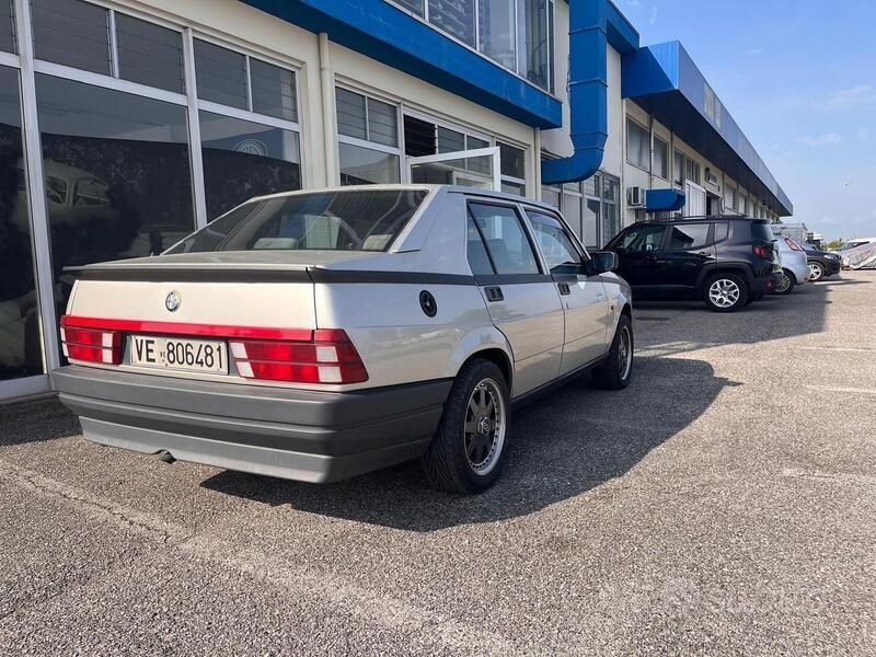Usata Alfa Romeo 75 110 CV (80 kW) 1988 Grigio Berlina